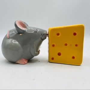 Pacific Giftware. Mouse and Cheese salt & Pepper shakers   Magnetic